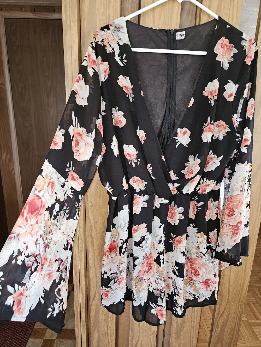 Persun Sz XL V-Neck Floral Romper